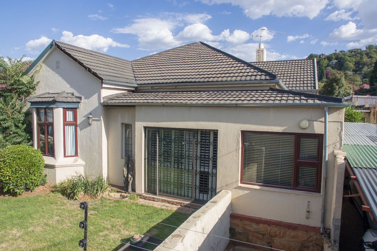 Spacious 5-Bedroom House with Pool and Granny Cottages - Photo 3