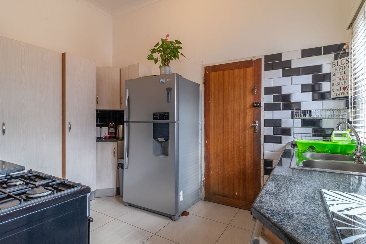 Spacious 5-Bedroom House with Pool and Granny Cottages - Photo 5