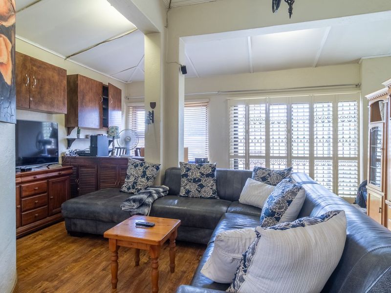 Spacious 5-Bedroom House with Pool and Granny Cottages - Photo 9