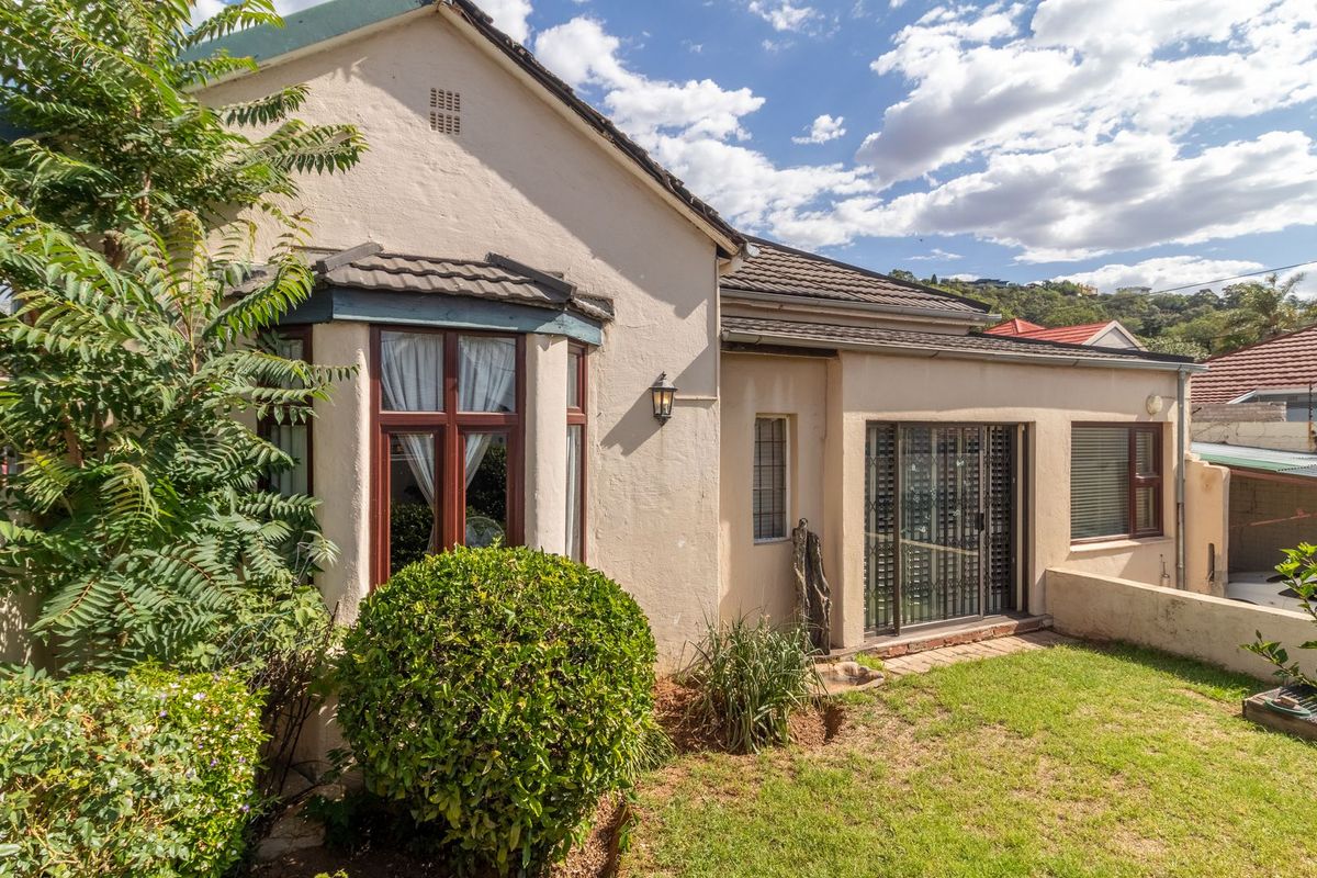 Spacious 5-Bedroom House with Pool and Granny Cottages - Photo 2