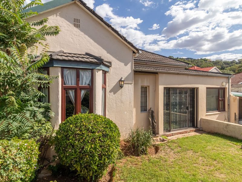 Spacious 5-Bedroom House with Pool and Granny Cottages - Photo 2
