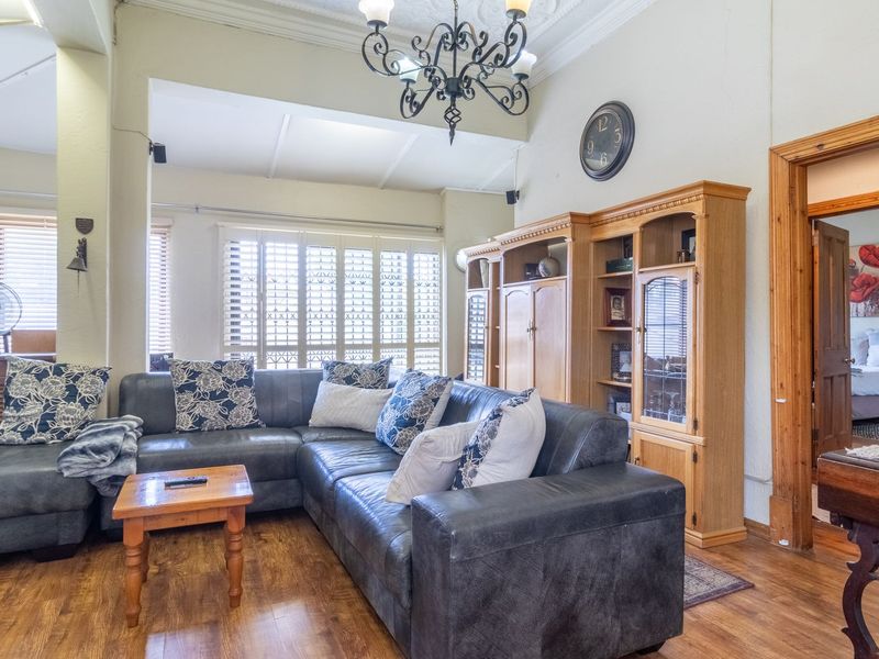 Spacious 5-Bedroom House with Pool and Granny Cottages - Photo 8