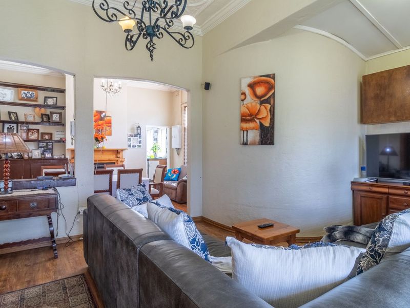 Spacious 5-Bedroom House with Pool and Granny Cottages - Photo 6