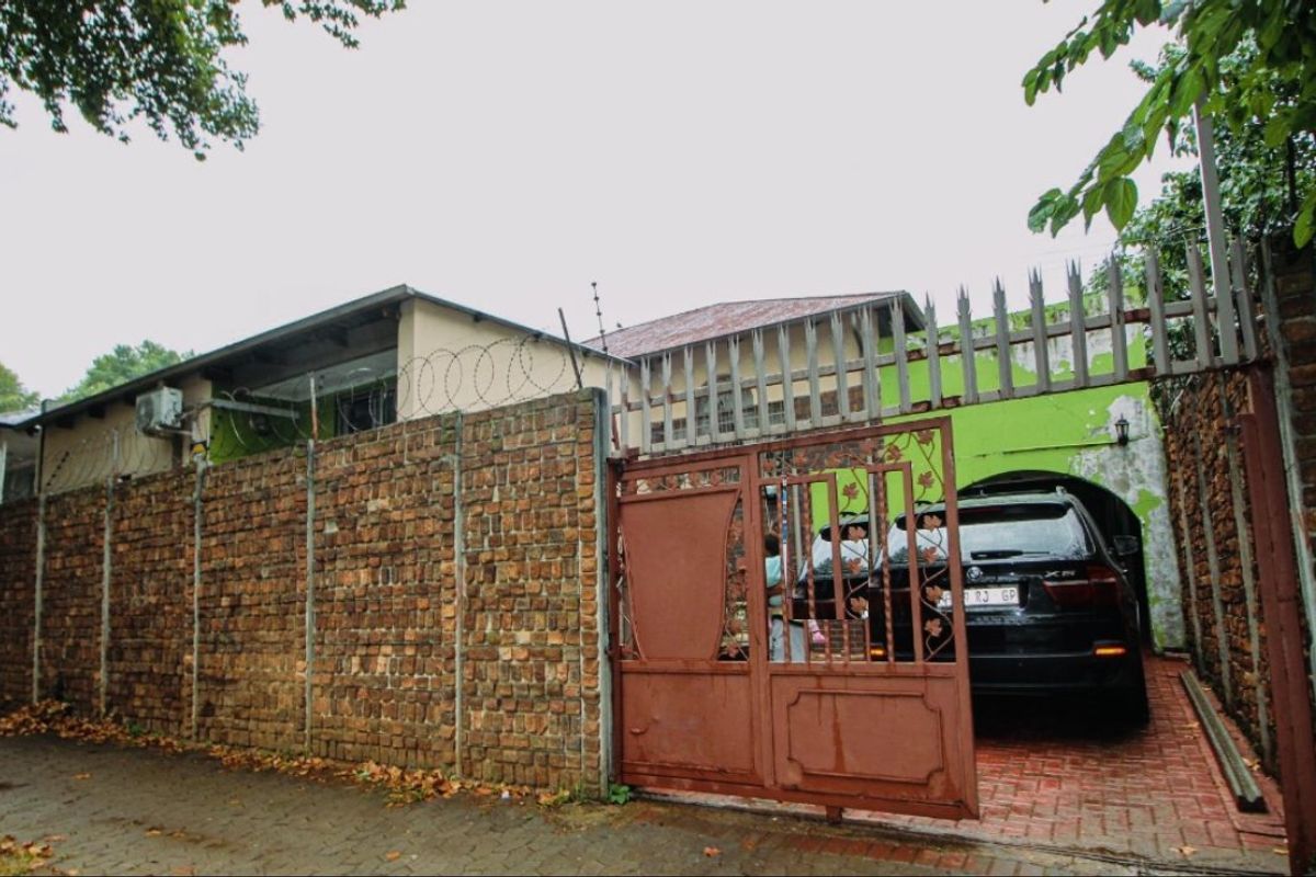 4 Bed House – Ideal Family Home with Pool & Flatlet - Photo 2