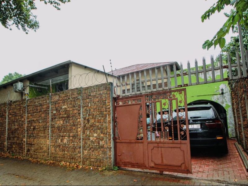 4 Bed House – Ideal Family Home with Pool & Flatlet - Photo 2