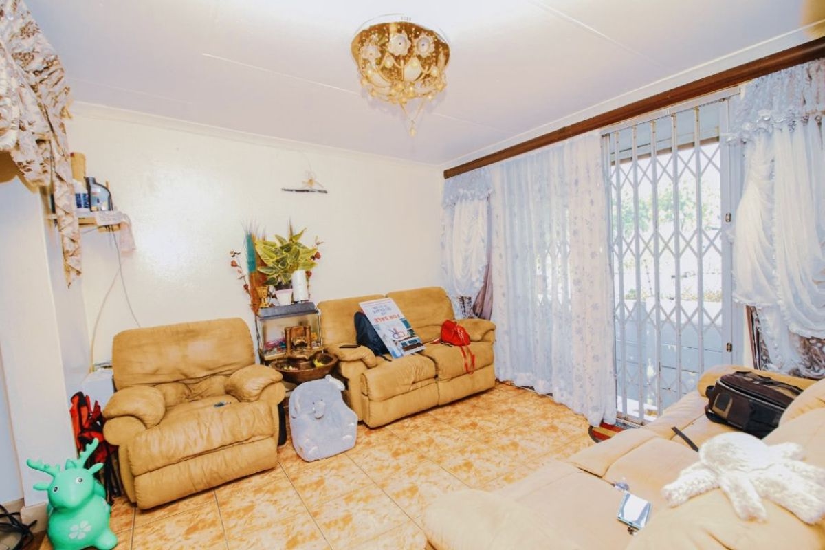 4 Bed House – Ideal Family Home with Pool & Flatlet - Photo 4