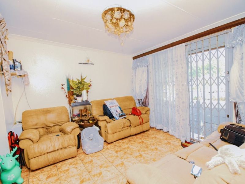 4 Bed House – Ideal Family Home with Pool & Flatlet - Photo 4