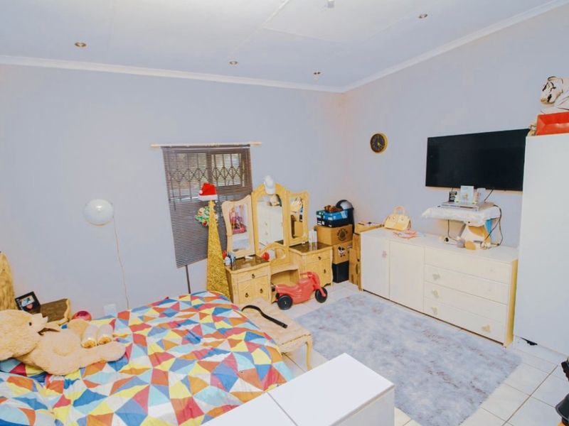 4 Bed House – Ideal Family Home with Pool & Flatlet - Photo 8