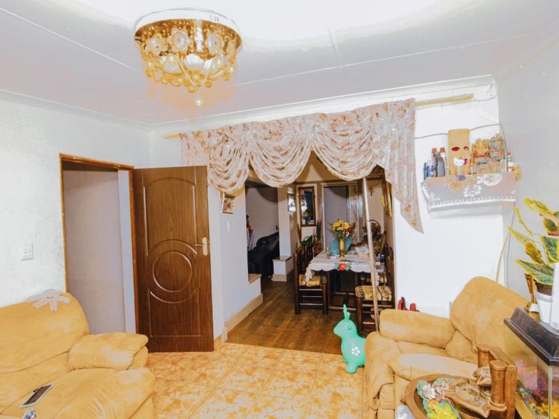 4 Bed House – Ideal Family Home with Pool & Flatlet - Photo 6