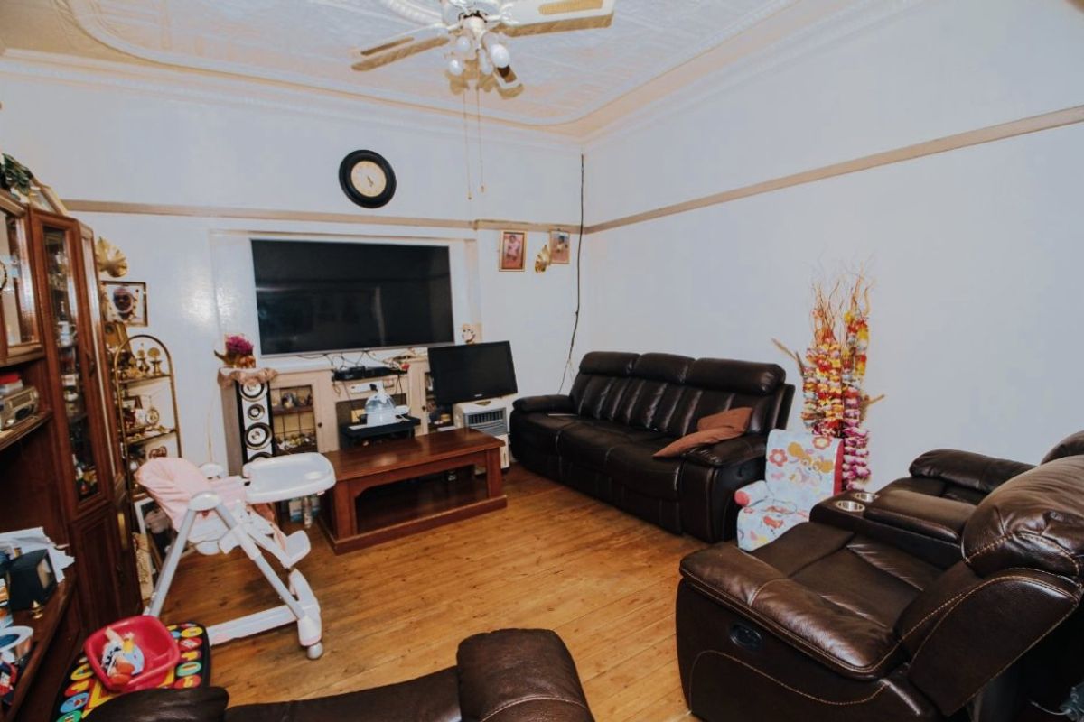 4 Bed House – Ideal Family Home with Pool & Flatlet - Photo 5