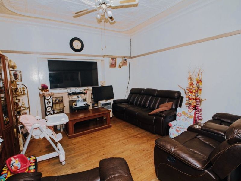 4 Bed House – Ideal Family Home with Pool & Flatlet - Photo 5