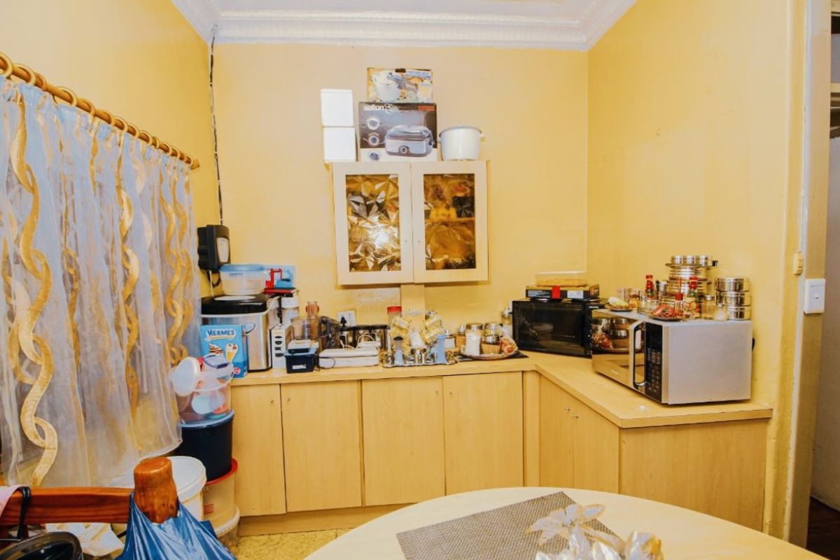 4 Bed House – Ideal Family Home with Pool & Flatlet - Photo 3