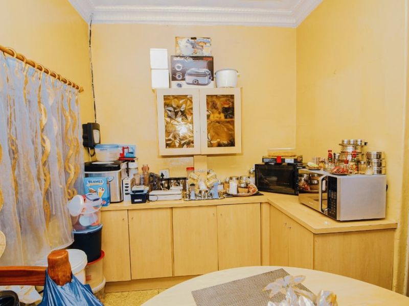 4 Bed House – Ideal Family Home with Pool & Flatlet - Photo 3