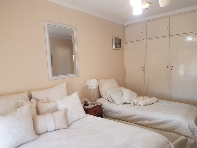 Solid and well maintained property in Kensington - Photo 3