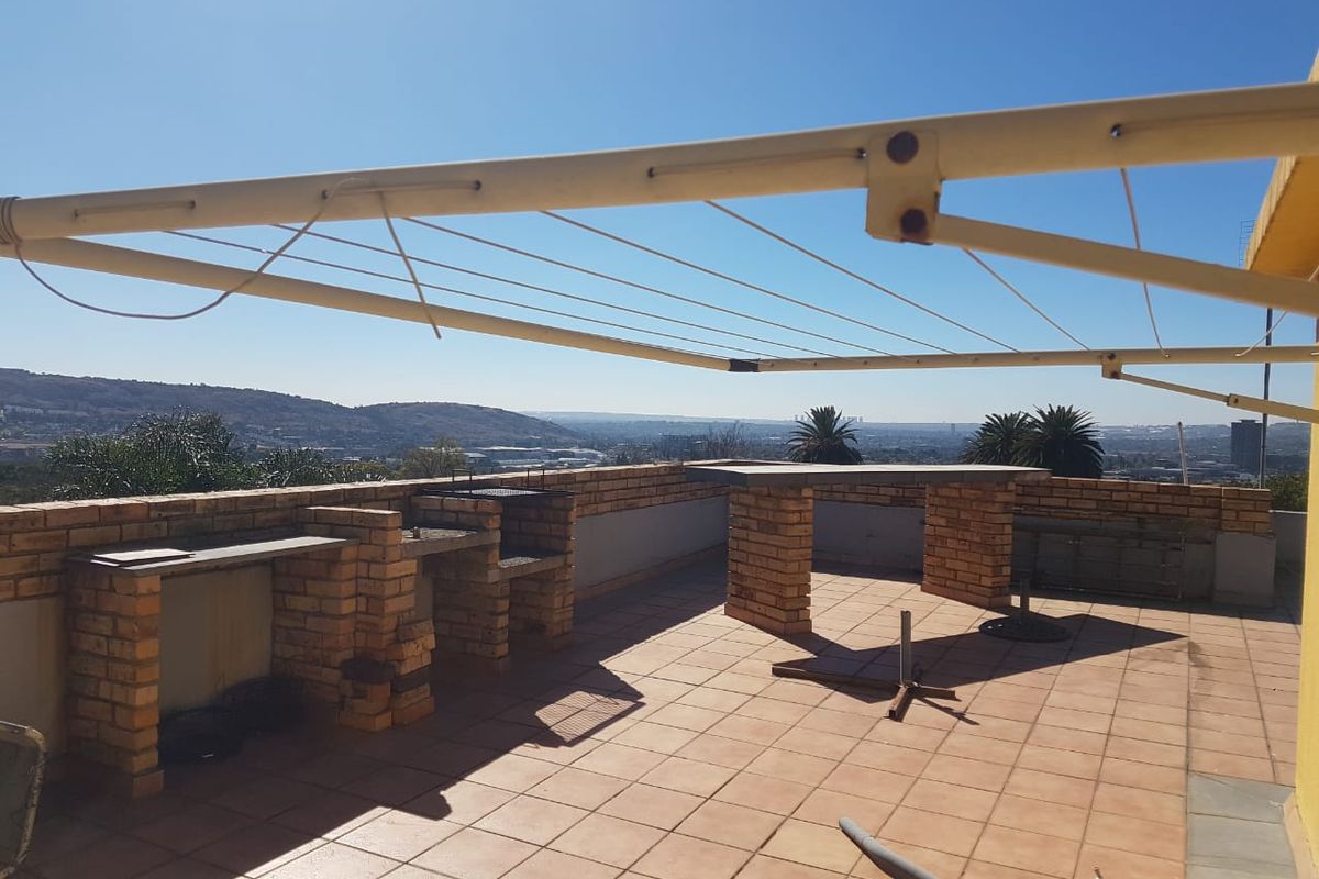 Versatile 4-Bedroom Split-Level Home in Kensington – Breathtaking Mountain Views! - Photo 3