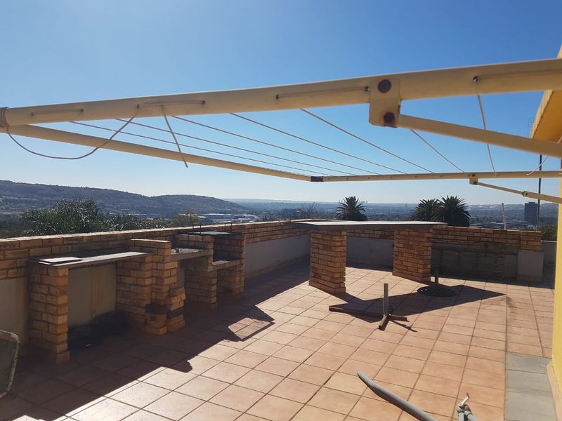 Versatile 4-Bedroom Split-Level Home in Kensington – Breathtaking Mountain Views! - Photo 3