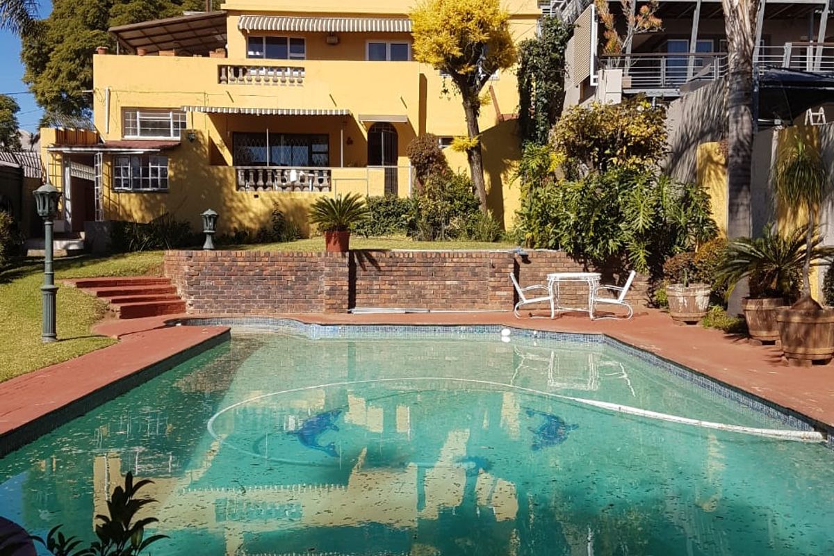 Versatile 4-Bedroom Split-Level Home in Kensington – Breathtaking Mountain Views! - Photo 2