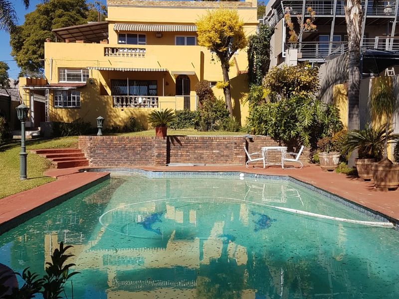 Versatile 4-Bedroom Split-Level Home in Kensington – Breathtaking Mountain Views! - Photo 2