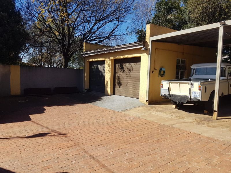 Versatile 4-Bedroom Split-Level Home in Kensington – Breathtaking Mountain Views! - Photo 9