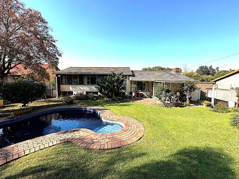 4 Bed House – Spacious Family Home with Pool and Lapa - Photo 7