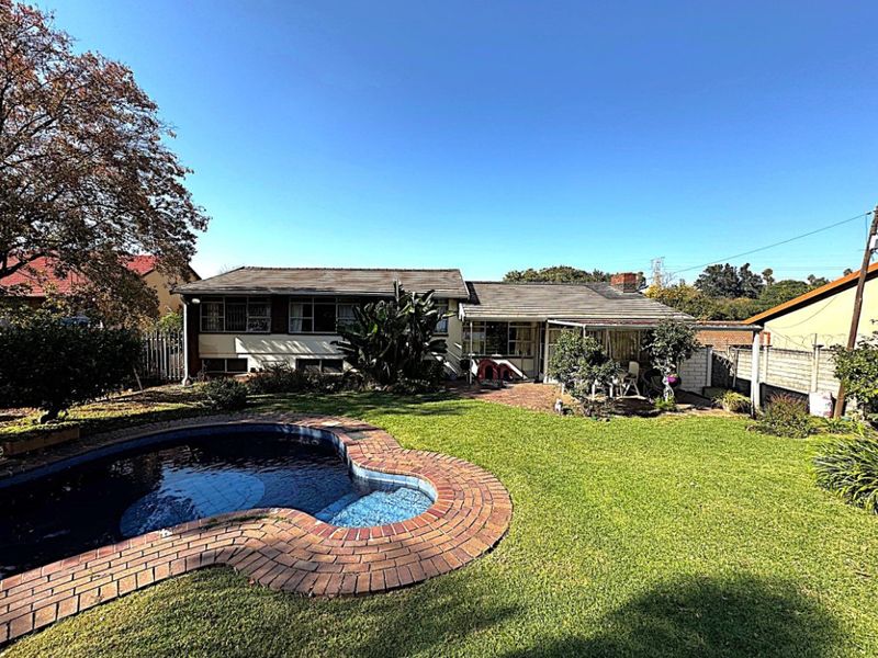 4 Bed House – Spacious Family Home with Pool and Lapa - Photo 6