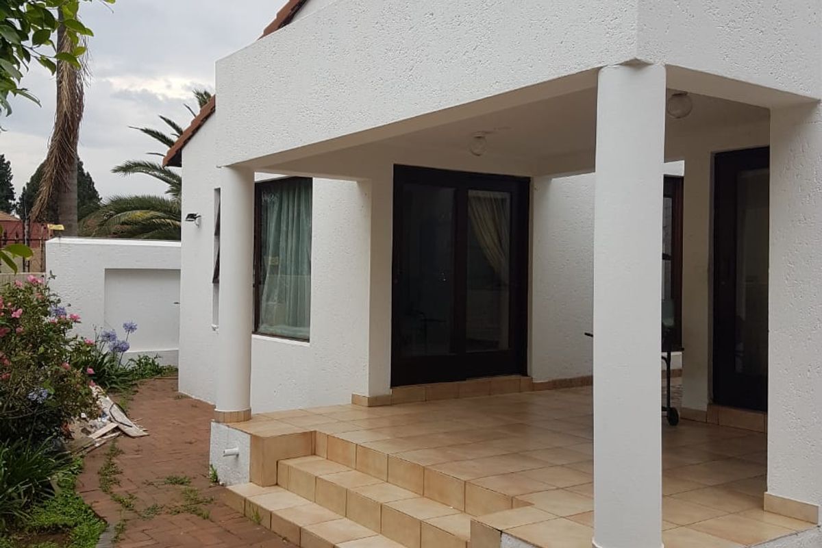 Stunning 3-Bedroom Home with Spacious Living Areas and Great Potential! - Photo 5