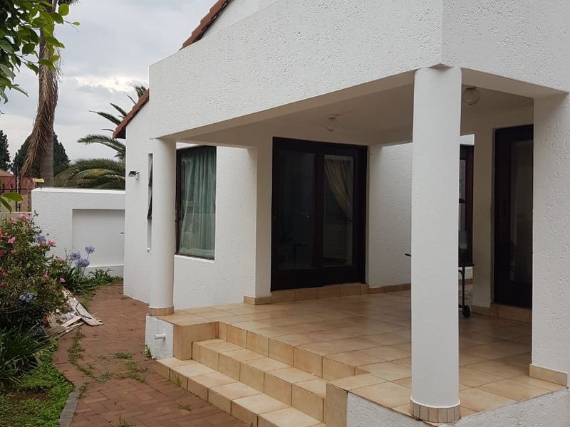 Stunning 3-Bedroom Home with Spacious Living Areas and Great Potential! - Photo 5