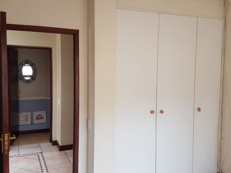 Stunning 3-Bedroom Home with Spacious Living Areas and Great Potential! - Photo 10