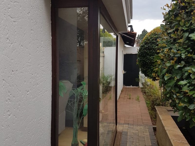 Stunning 3-Bedroom Home with Spacious Living Areas and Great Potential! - Photo 9