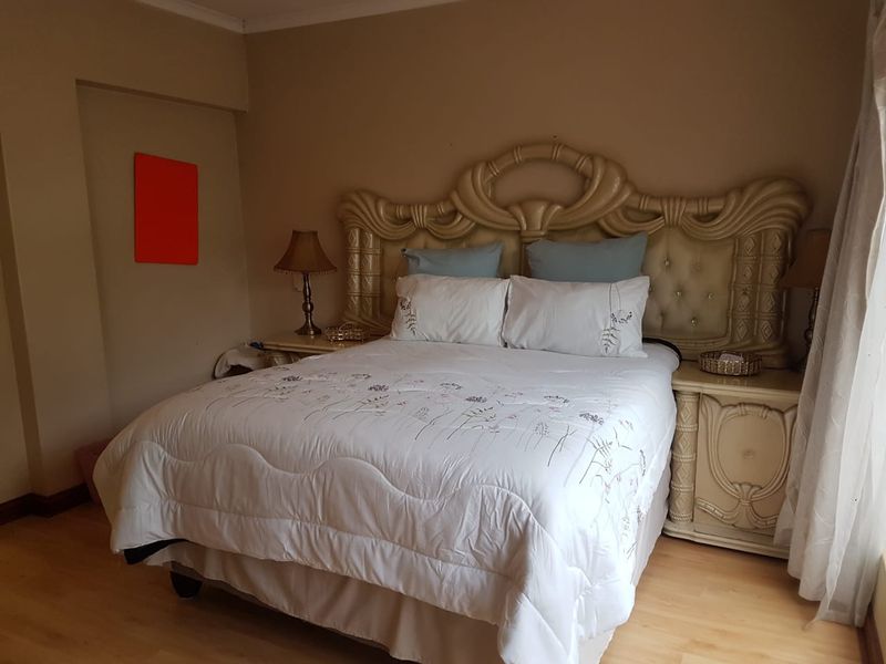 Stunning 3-Bedroom Home with Spacious Living Areas and Great Potential! - Photo 7