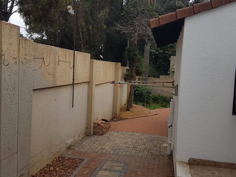 Stunning 3-Bedroom Home with Spacious Living Areas and Great Potential! - Photo 8