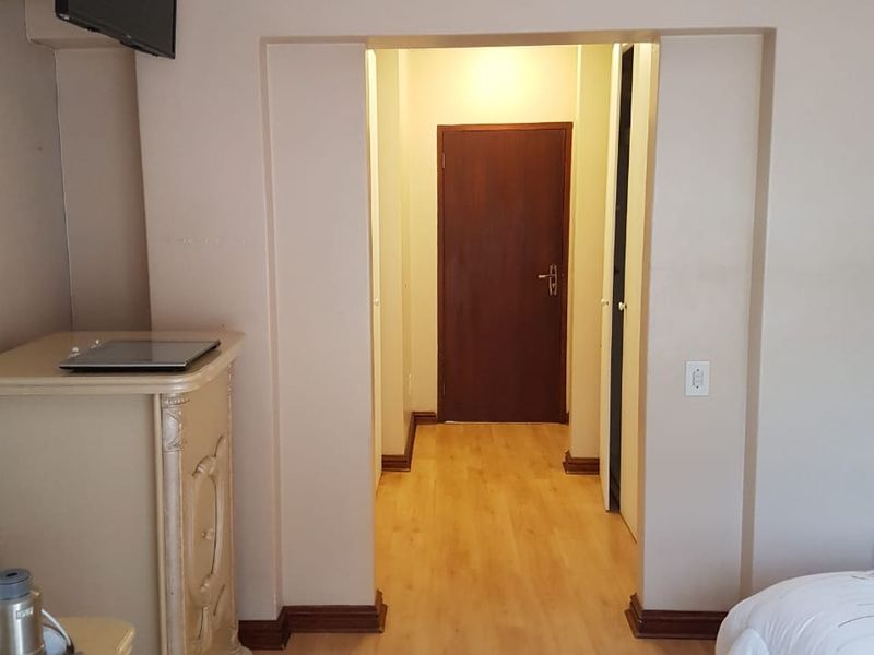 Stunning 3-Bedroom Home with Spacious Living Areas and Great Potential! - Photo 6