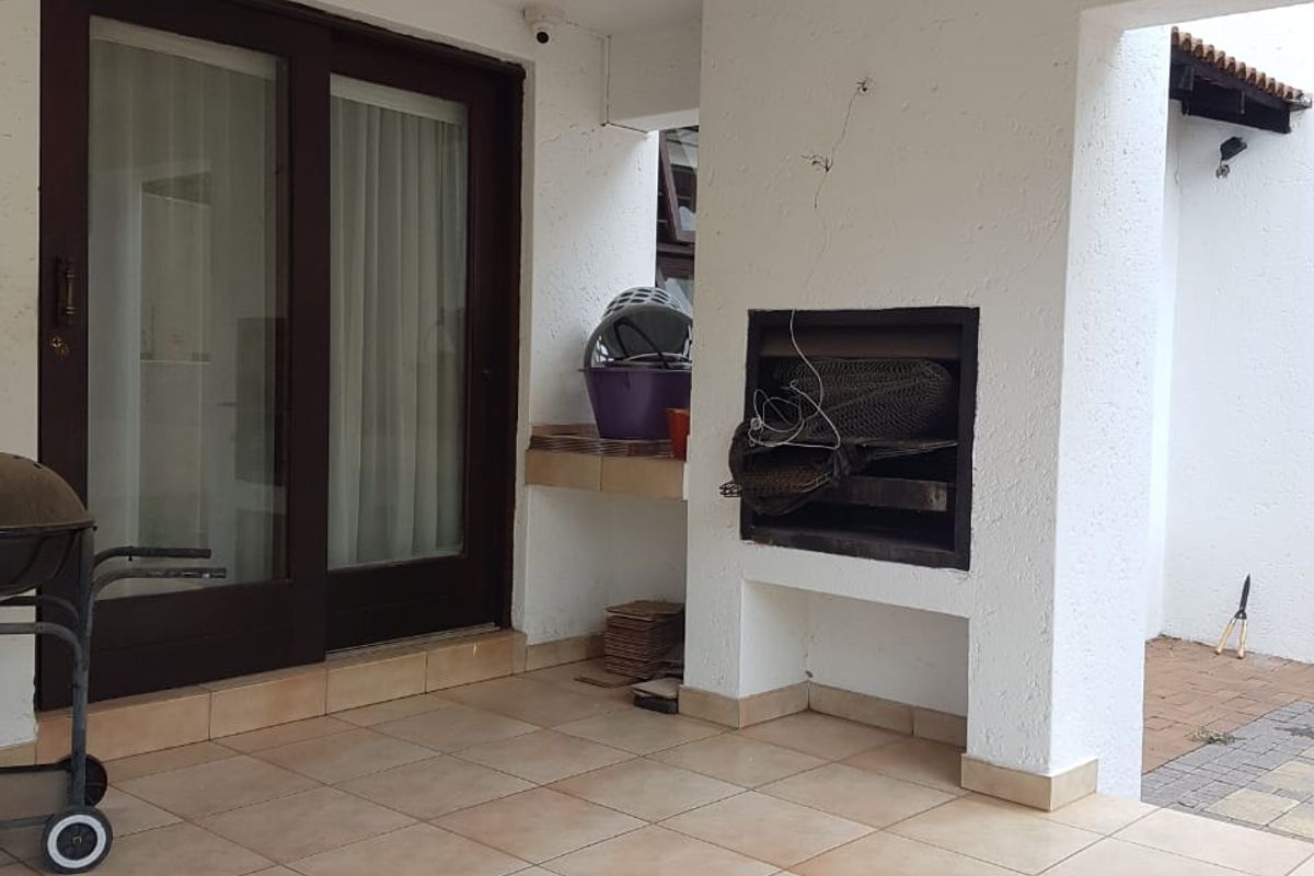 Stunning 3-Bedroom Home with Spacious Living Areas and Great Potential! - Photo 4