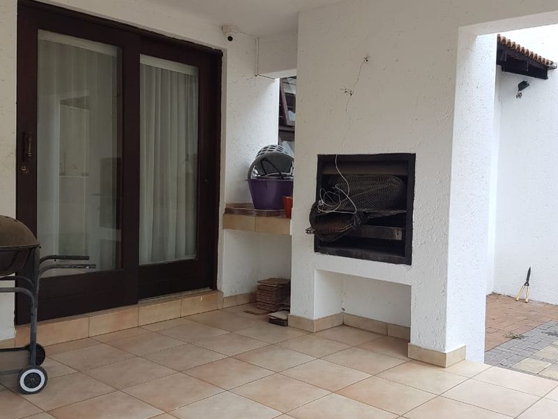 Stunning 3-Bedroom Home with Spacious Living Areas and Great Potential! - Photo 4