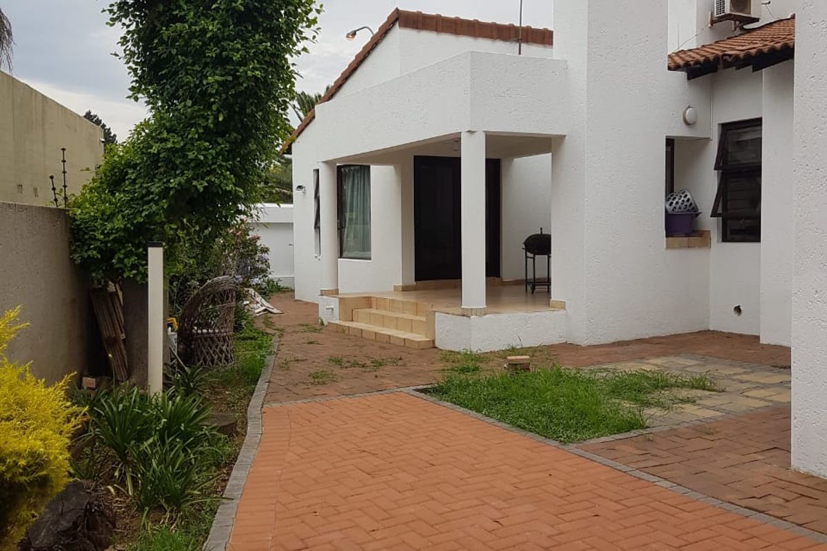 Stunning 3-Bedroom Home with Spacious Living Areas and Great Potential! - Photo 3