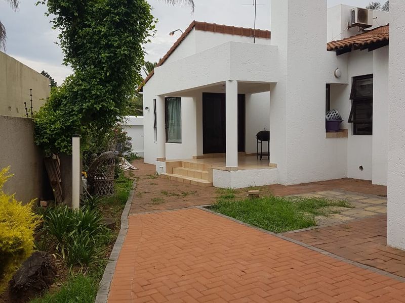 Stunning 3-Bedroom Home with Spacious Living Areas and Great Potential! - Photo 3