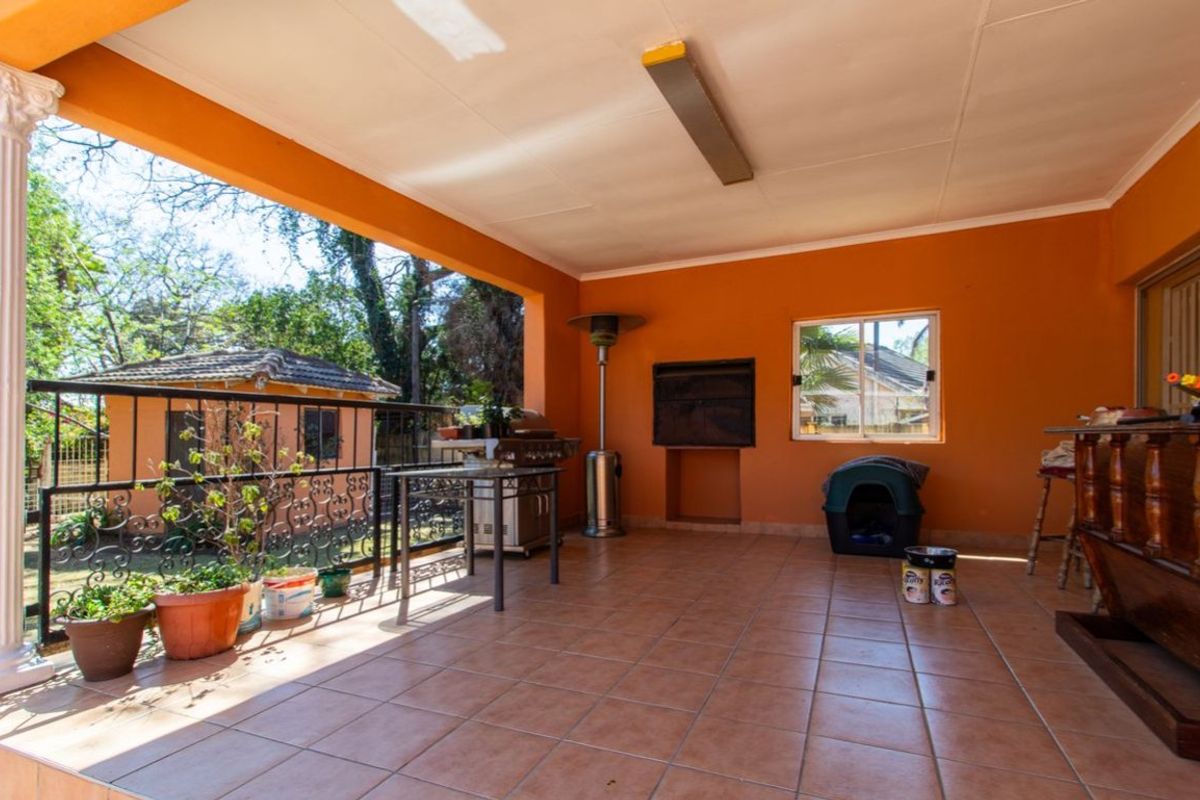 Spacious 5-Bedroom Home with Dual Living and Rental Potential - Photo 5