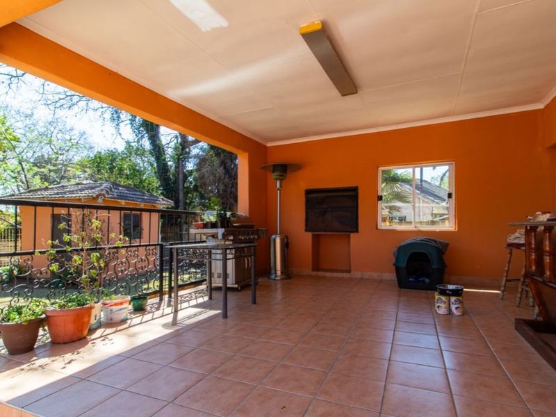 Spacious 5-Bedroom Home with Dual Living and Rental Potential - Photo 5