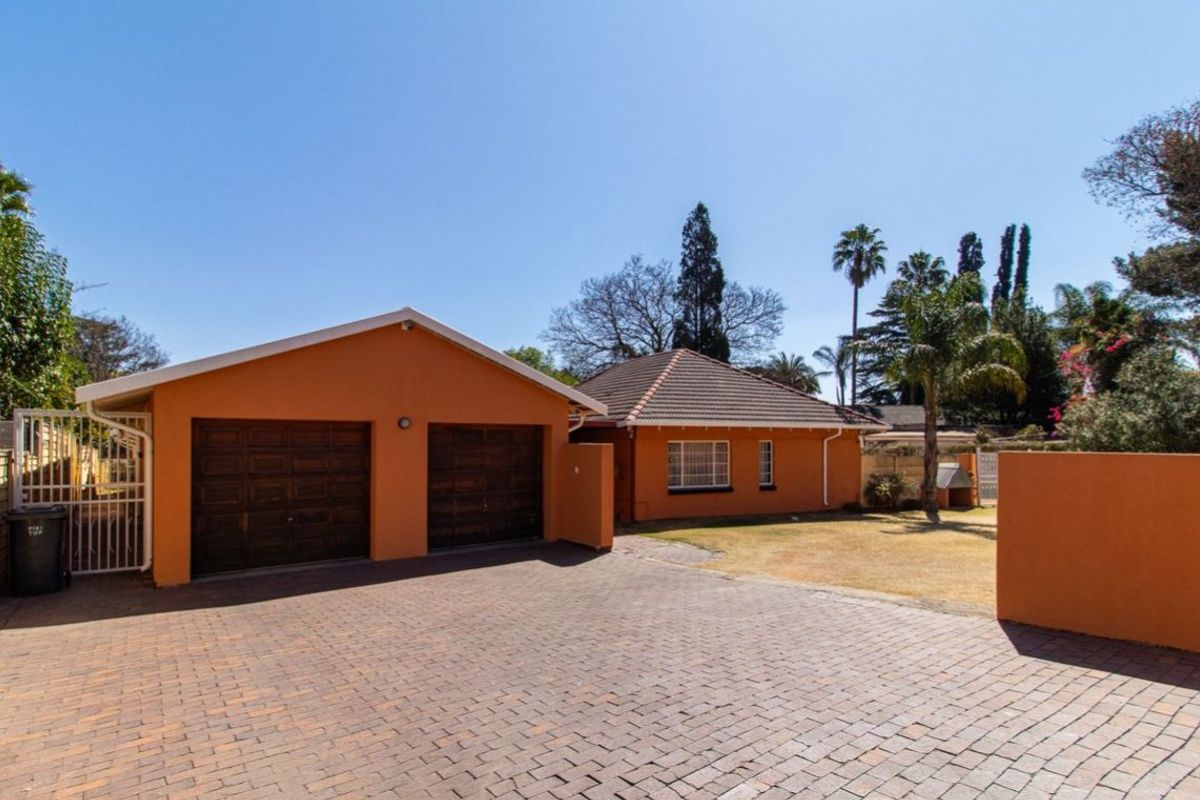 Spacious 5-Bedroom Home with Dual Living and Rental Potential - Photo 3