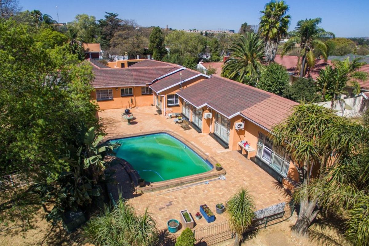 Spacious 5-Bedroom Home with Dual Living and Rental Potential - Photo 2