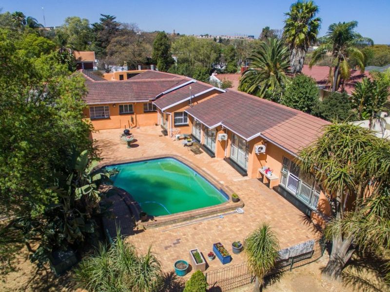 Spacious 5-Bedroom Home with Dual Living and Rental Potential - Photo 2