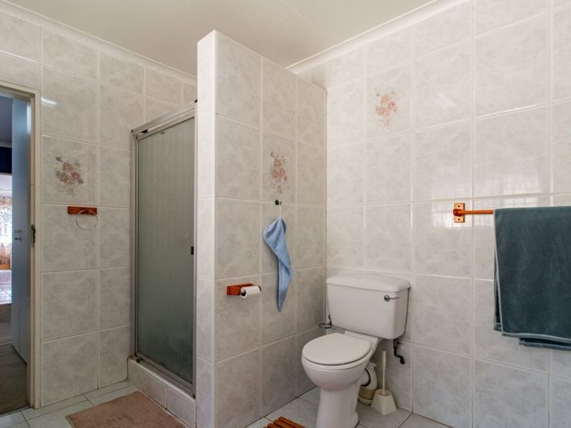 Spacious 5-Bedroom Home with Dual Living and Rental Potential - Photo 10