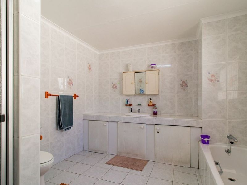 Spacious 5-Bedroom Home with Dual Living and Rental Potential - Photo 9