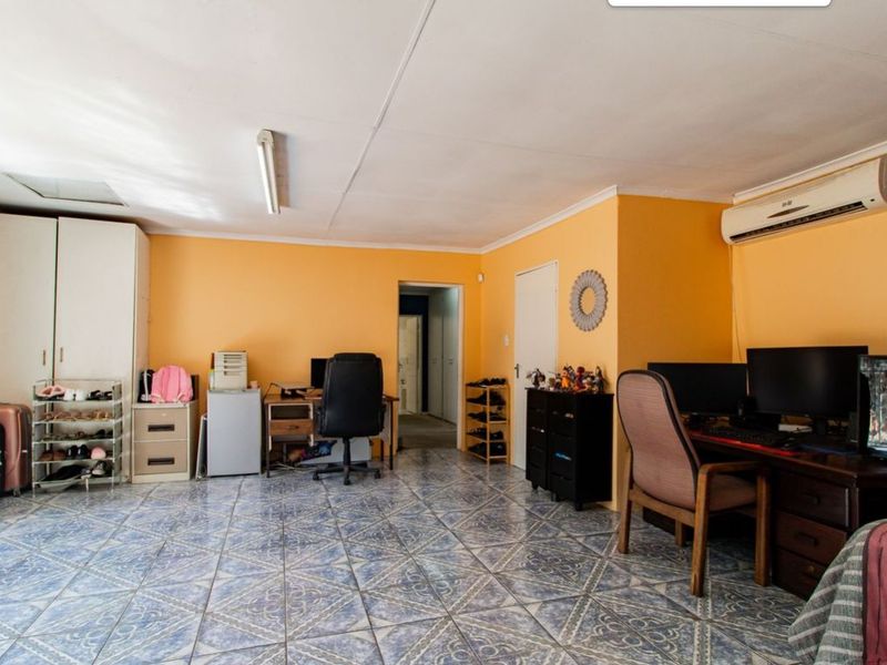 Spacious 5-Bedroom Home with Dual Living and Rental Potential - Photo 8