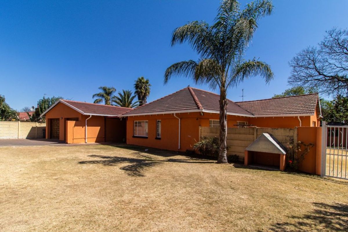 Spacious 5-Bedroom Home with Dual Living and Rental Potential - Photo 4