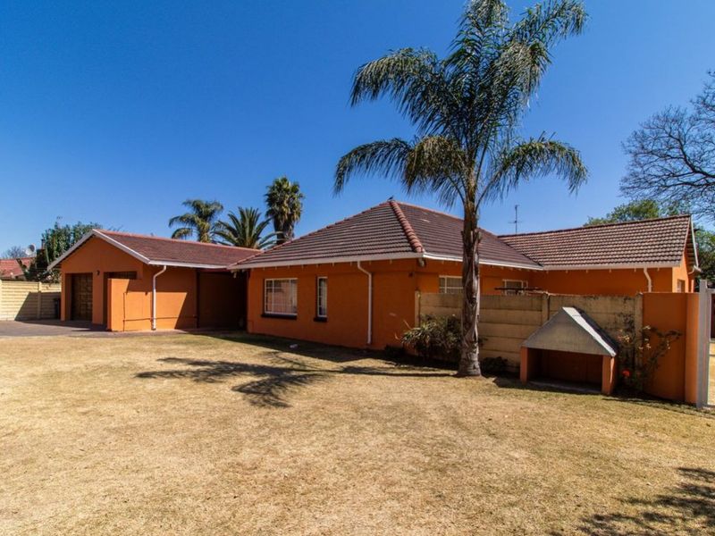 Spacious 5-Bedroom Home with Dual Living and Rental Potential - Photo 4