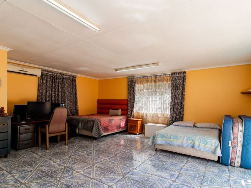 Spacious 5-Bedroom Home with Dual Living and Rental Potential - Photo 7