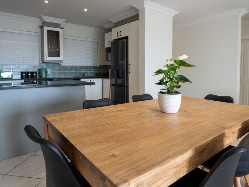 Modern Jeffreys Bay flat central living - Photo 7