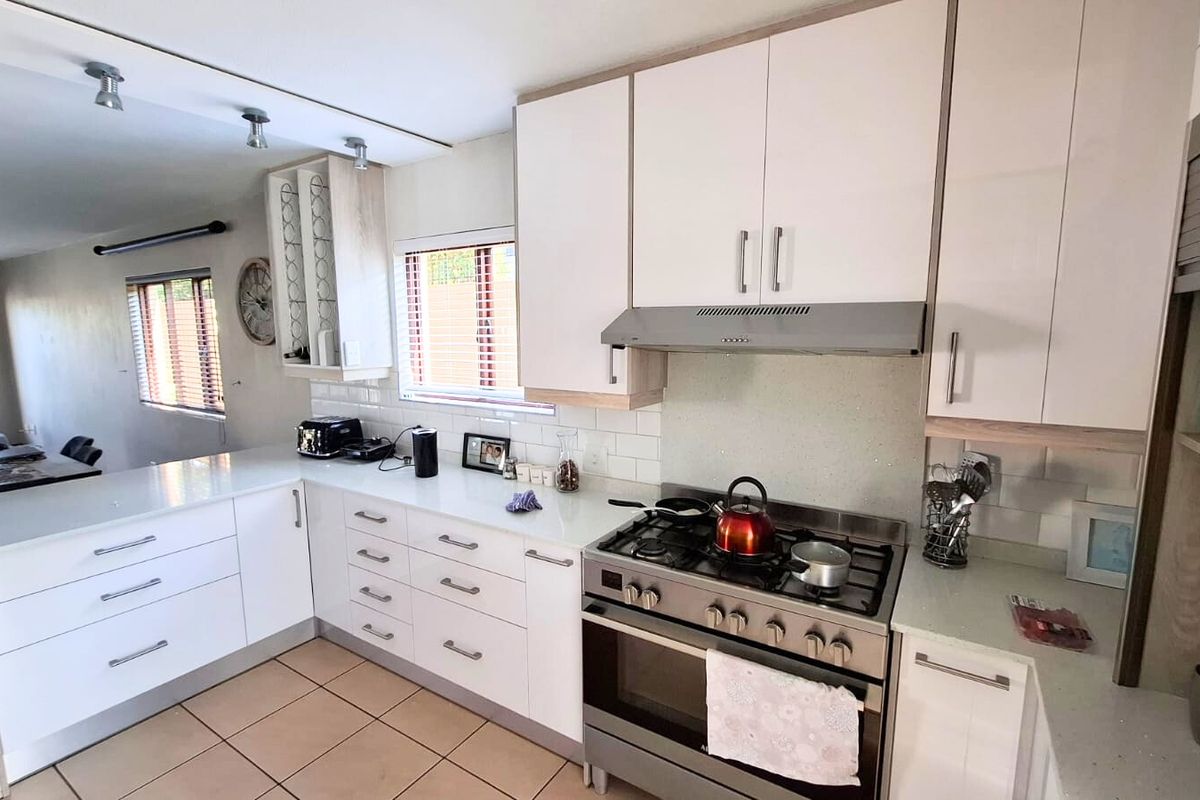 5-Bedroom, 3.5-Bathroom Family Home for Sale in Sumatra Estate, Midrand - Photo 3