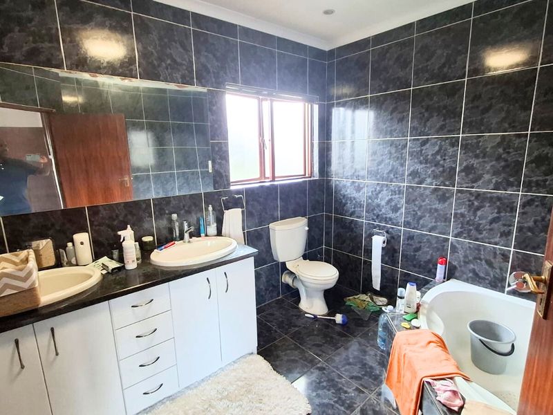 5-Bedroom, 3.5-Bathroom Family Home for Sale in Sumatra Estate, Midrand - Photo 10